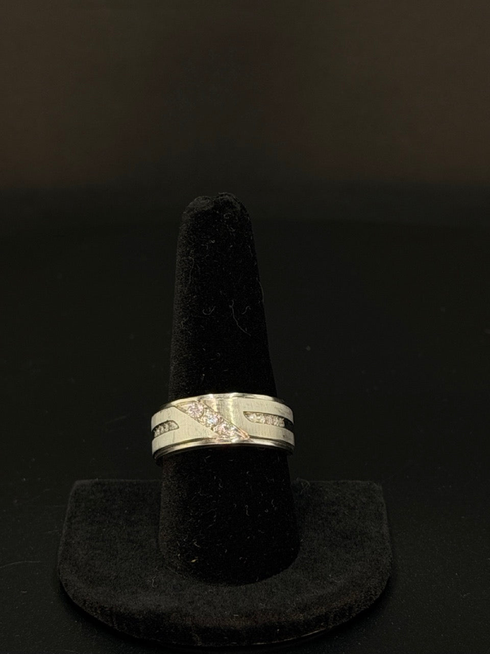 10K White Gold Simulant Band Ring – Size 9.5 – 4.1 Grams