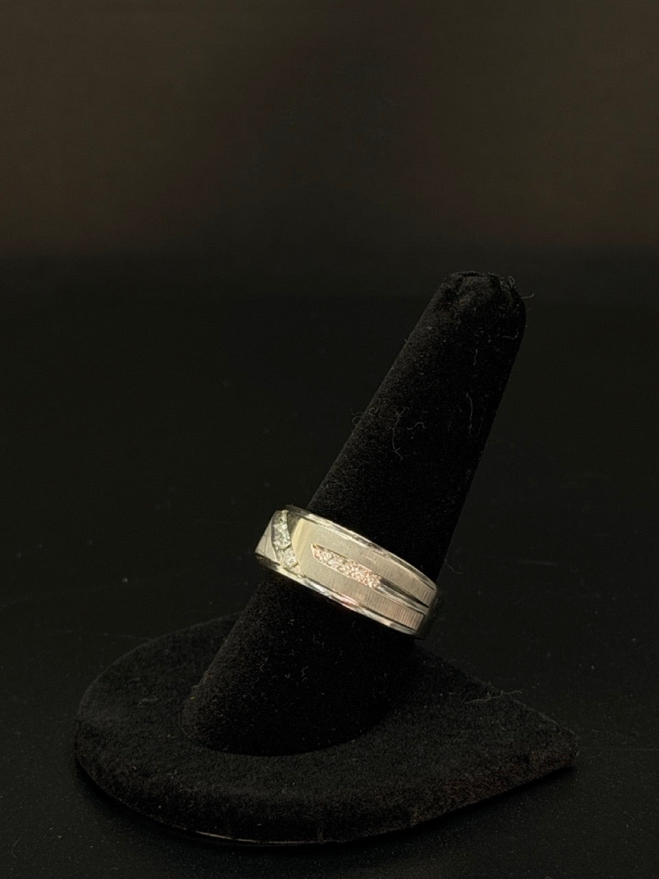 10K White Gold Simulant Band Ring – Size 9.5 – 4.1 Grams