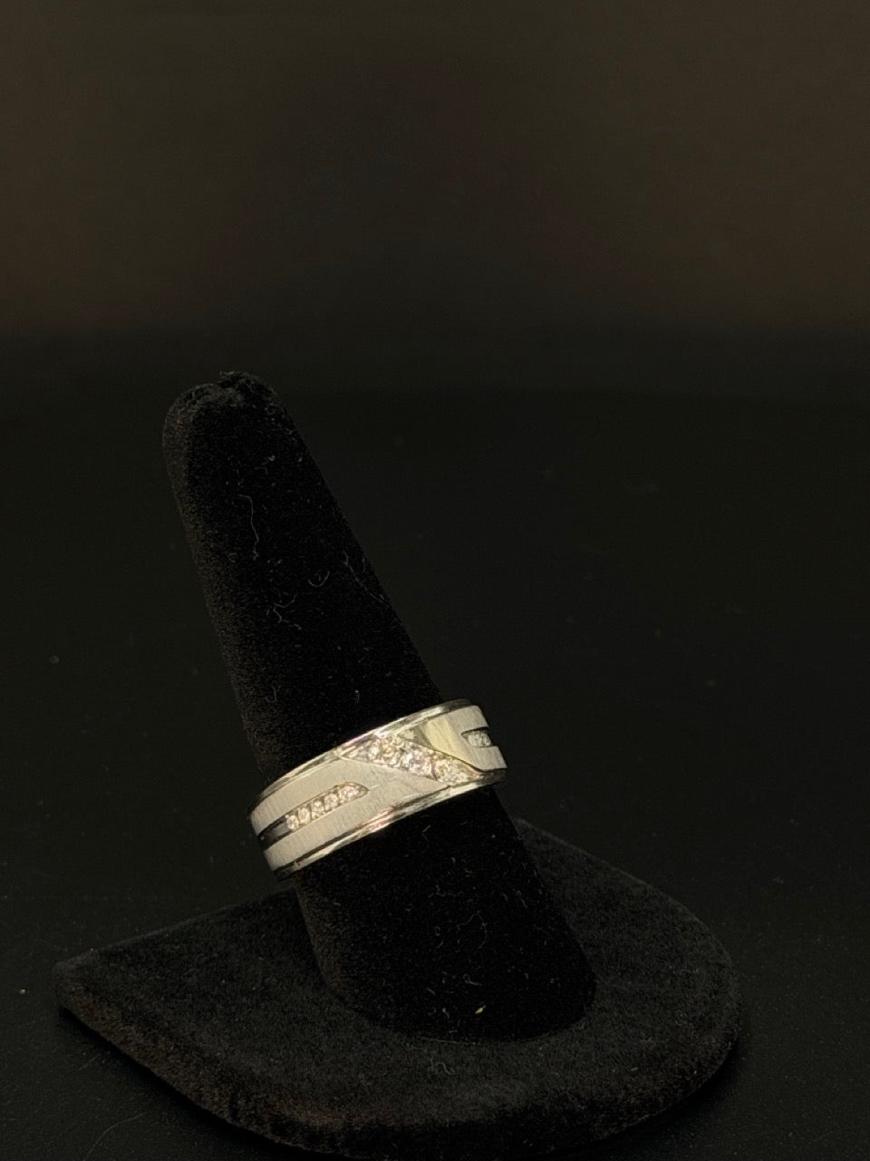 10K White Gold Simulant Band Ring – Size 9.5 – 4.1 Grams