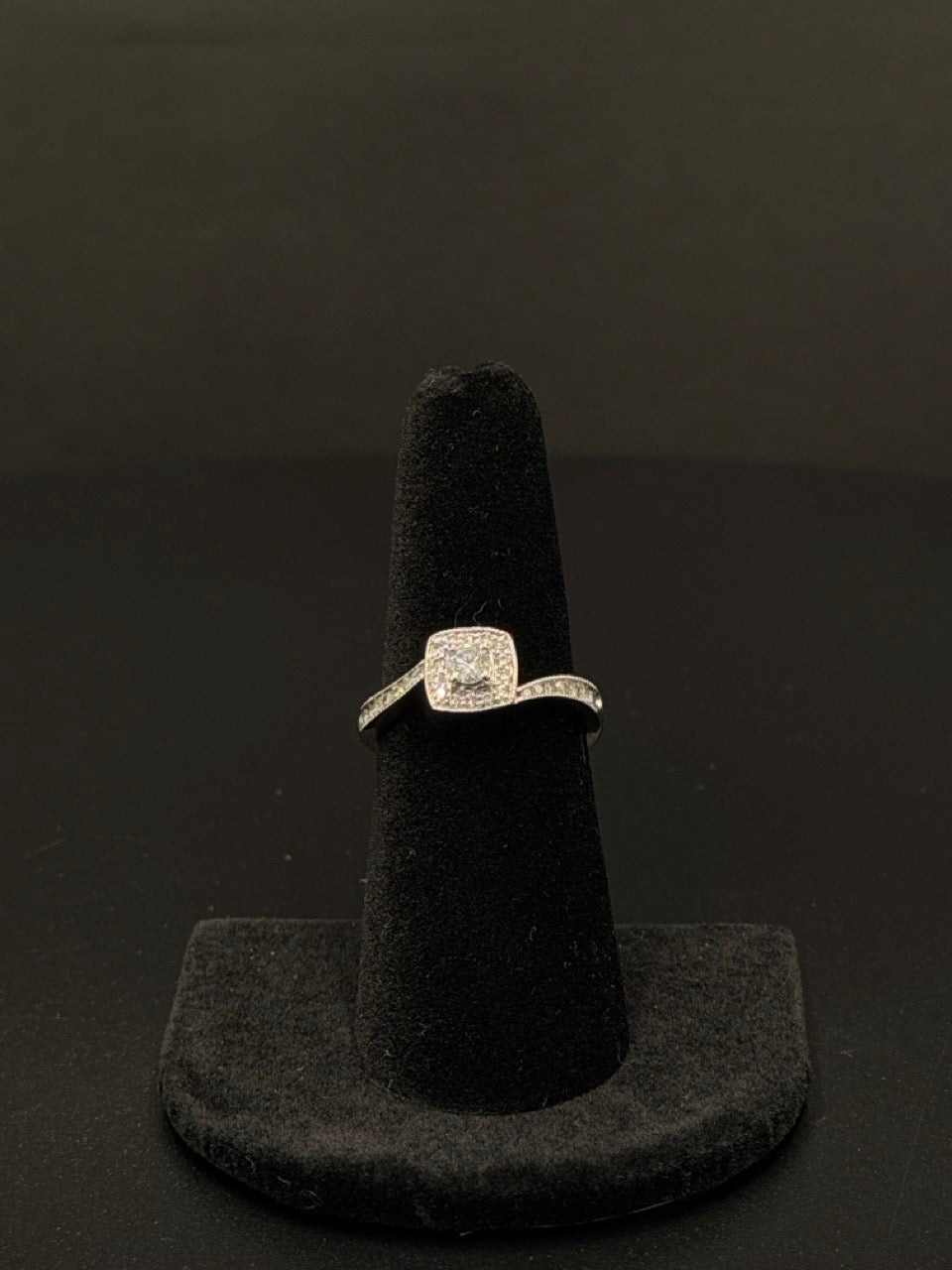 10K White Gold Diamond Halo Ring – Size 7 – 3.3 Grams