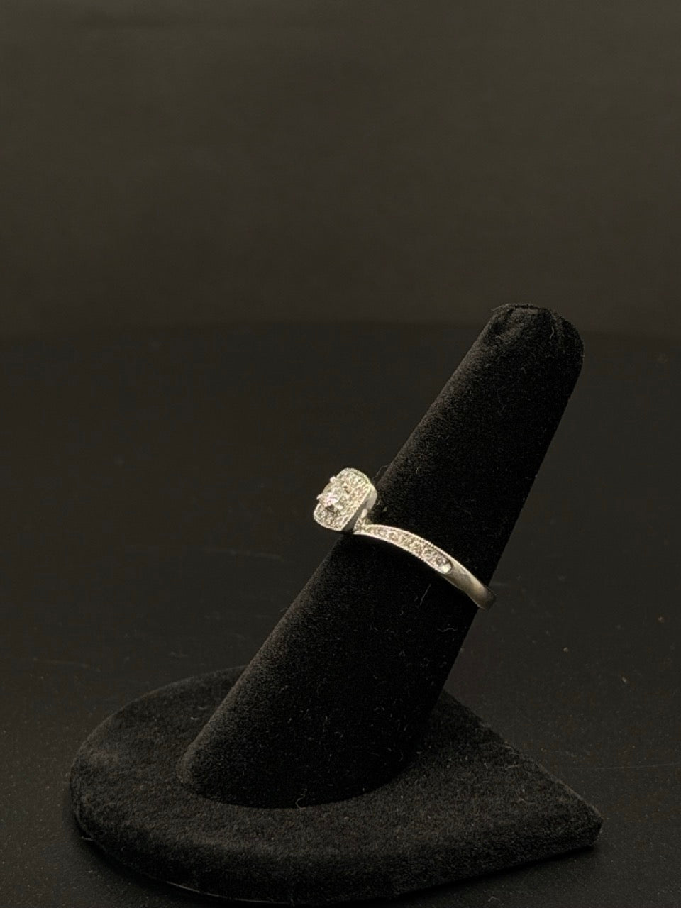 10K White Gold Diamond Halo Ring – Size 7 – 3.3 Grams