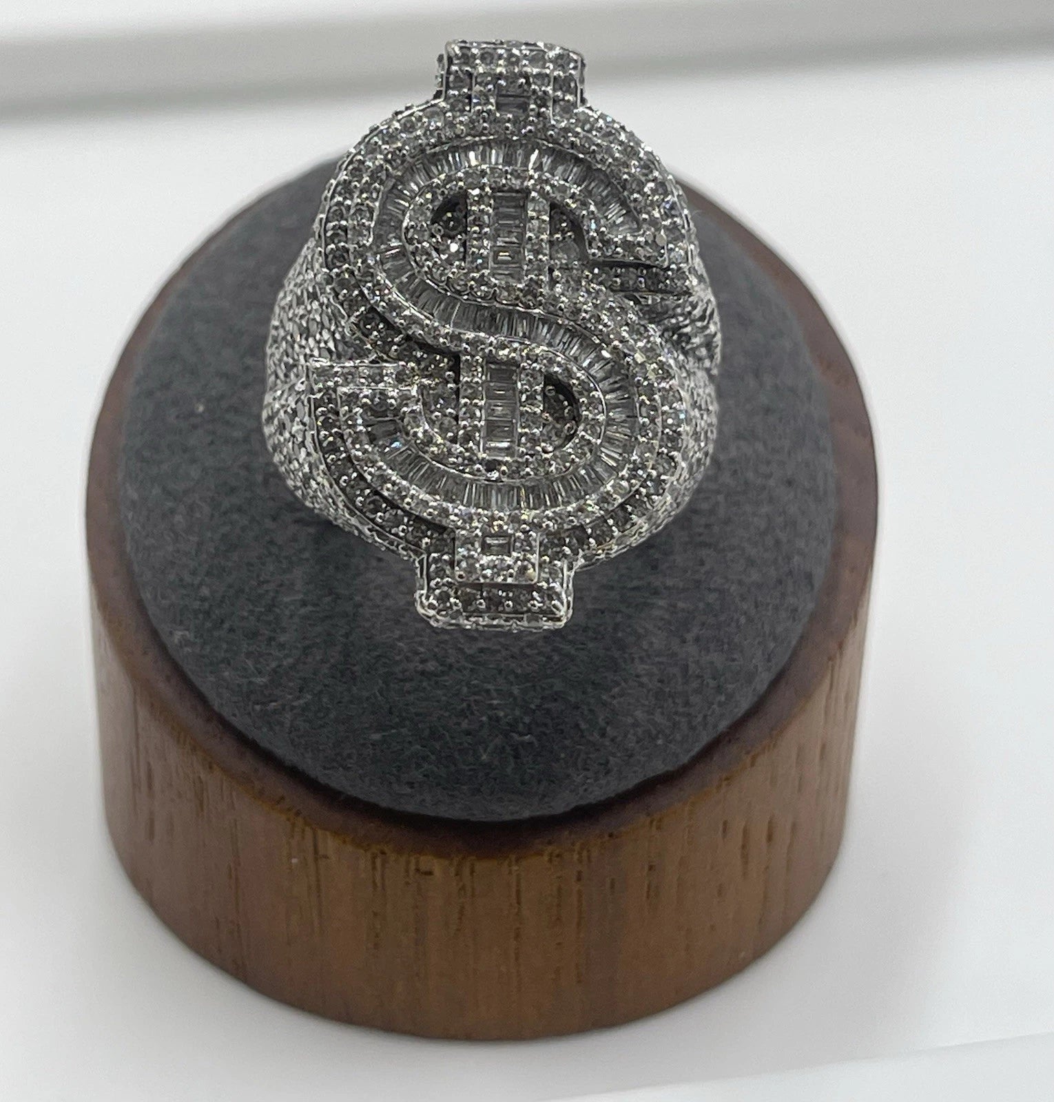 9.95K White Gold Mossanite 14.7g  Size 6.5 (22.27mm)