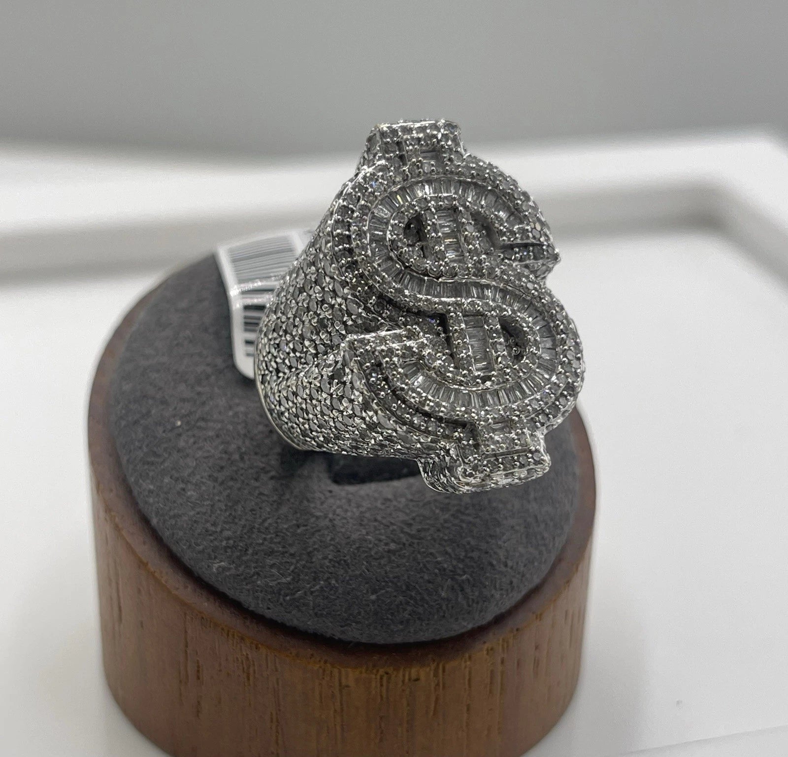 9.95K White Gold Mossanite 14.7g  Size 6.5 (22.27mm)