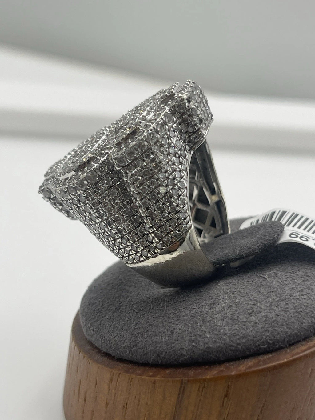 9.95K White Gold Mossanite 14.7g  Size 6.5 (22.27mm)