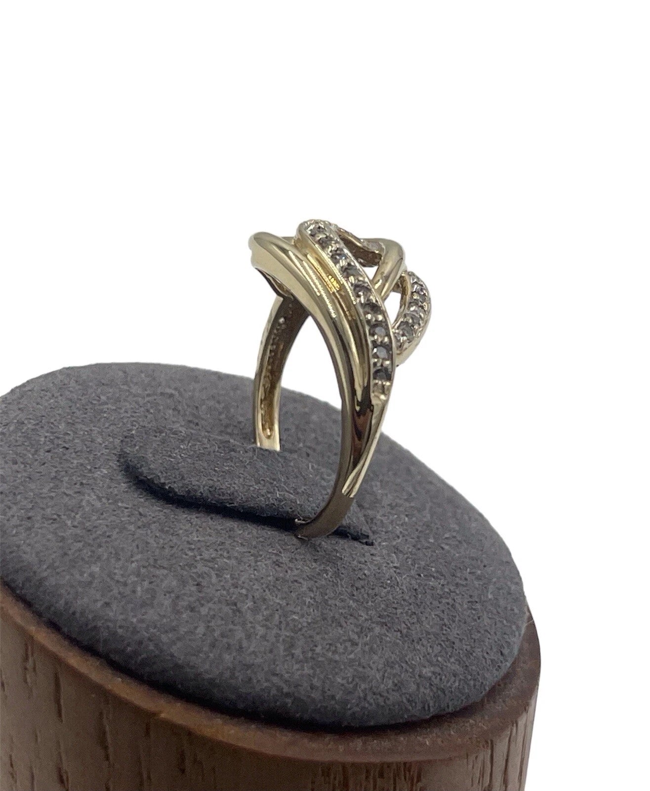 10K GOLD ring size 7 (3.0grams)