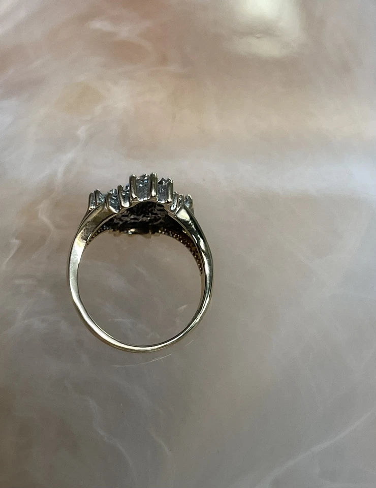 10k Gold Antique flower design ring Sz: 7.5 (5.1g)