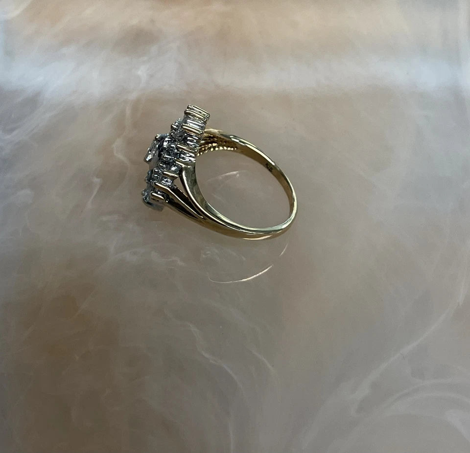 10k Gold Antique flower design ring Sz: 7.5 (5.1g)