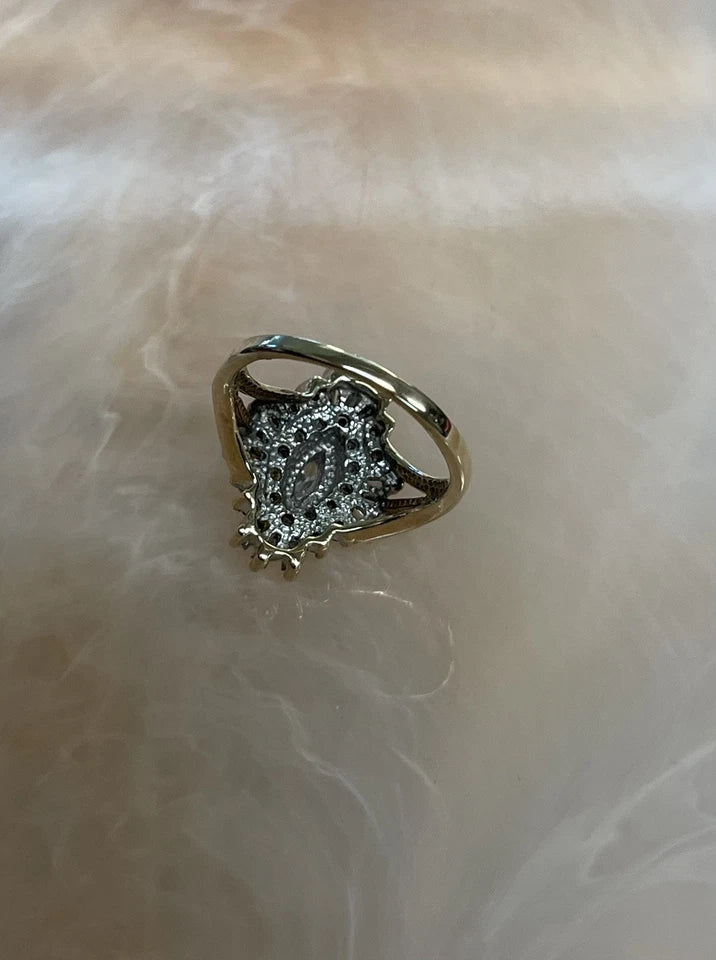 10k Gold Antique flower design ring Sz: 7.5 (5.1g)