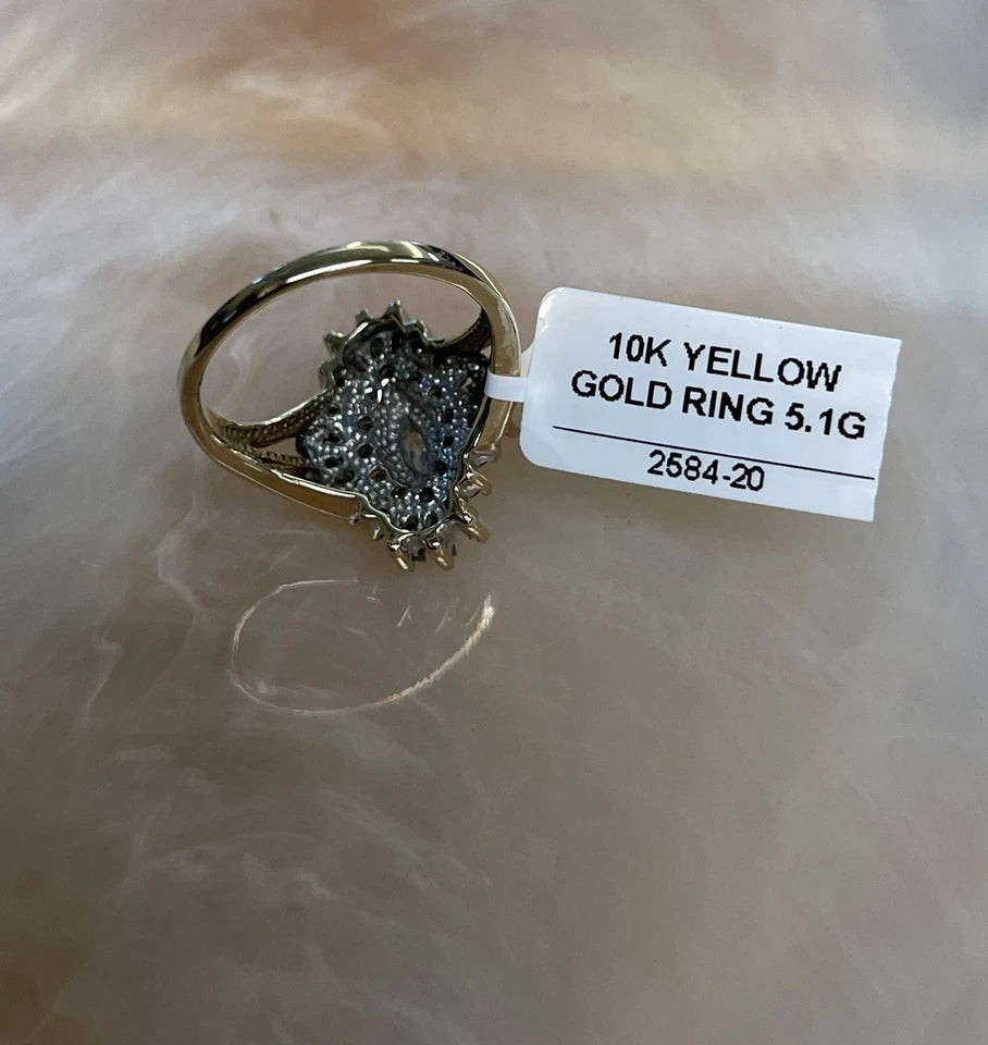 10k Gold Antique flower design ring Sz: 7.5 (5.1g)
