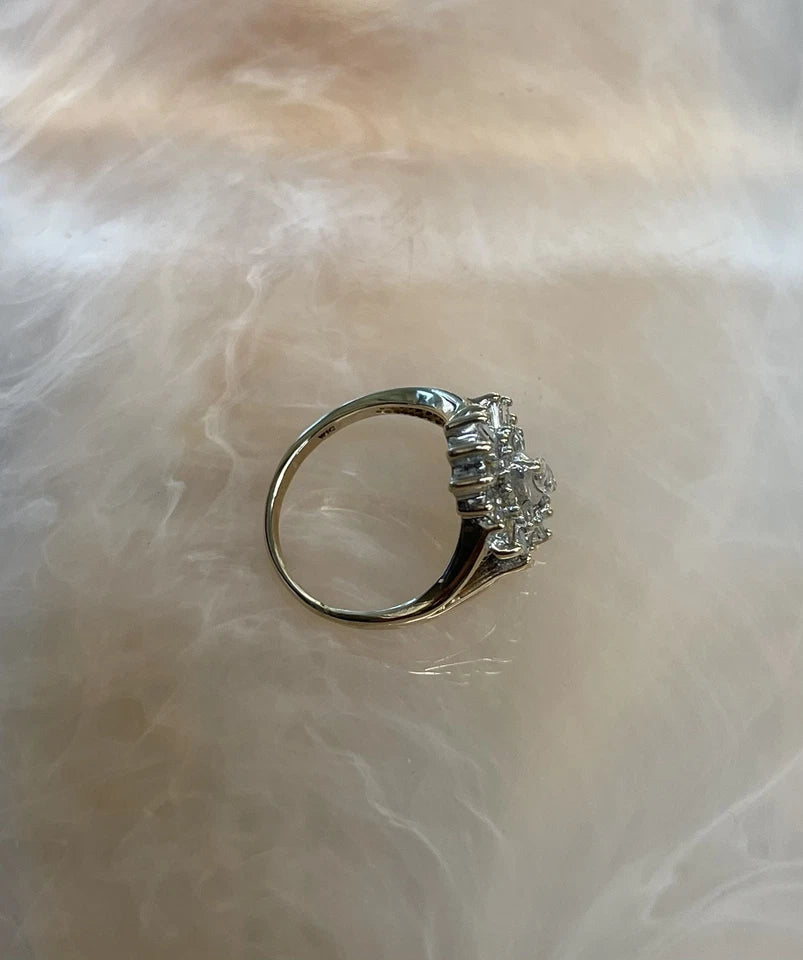 10k Gold Antique flower design ring Sz: 7.5 (5.1g)