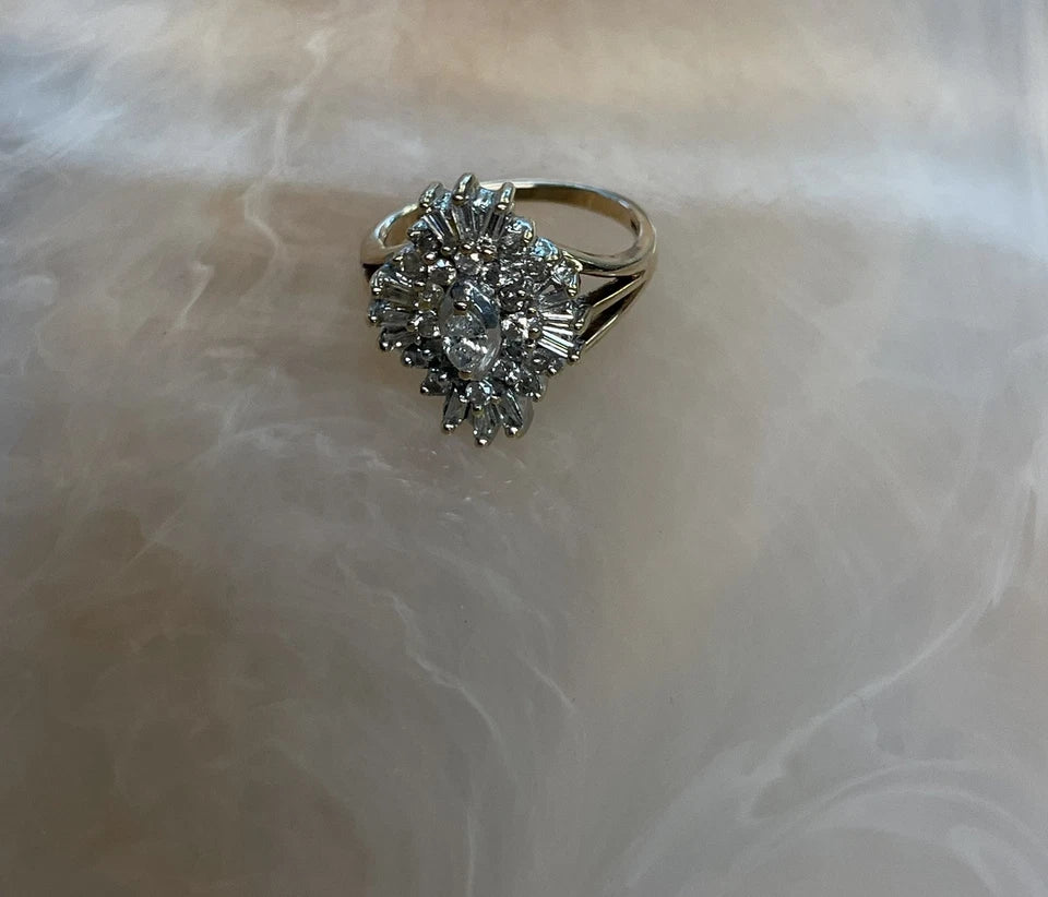 10k Gold Antique flower design ring Sz: 7.5 (5.1g)