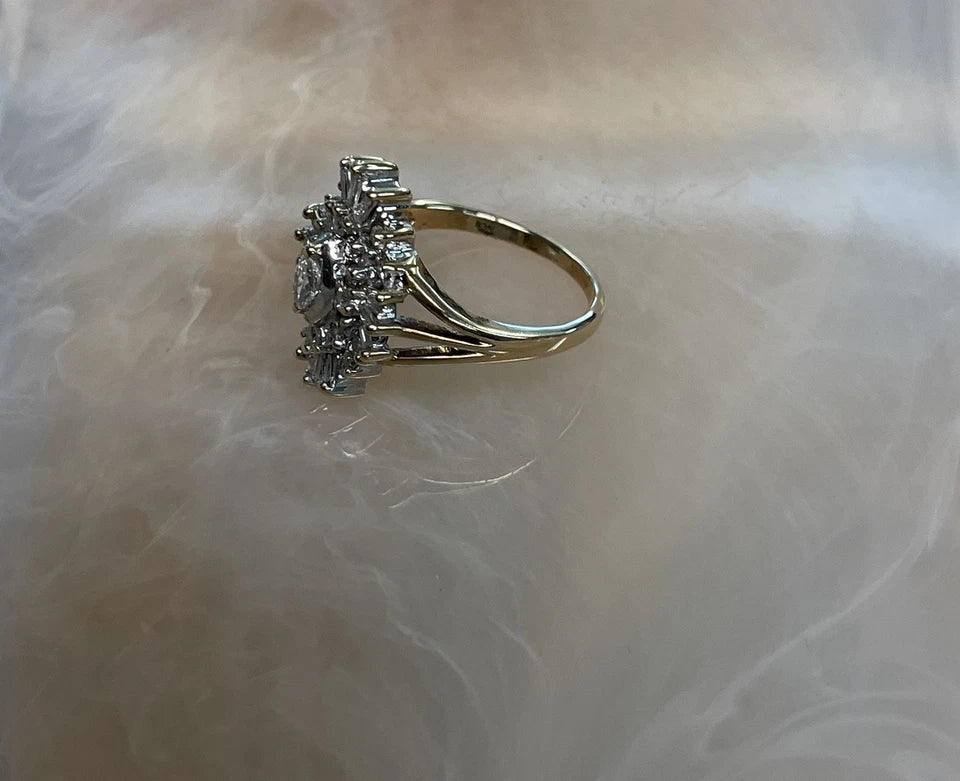 10k Gold Antique flower design ring Sz: 7.5 (5.1g)