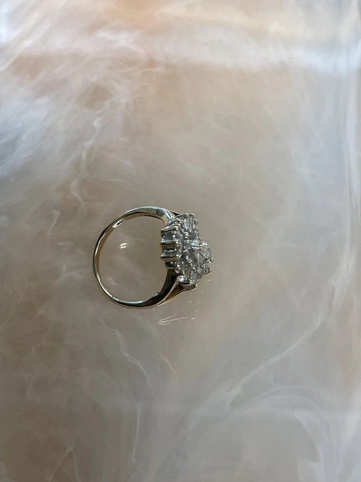 10k Gold Antique flower design ring Sz: 7.5 (5.1g)